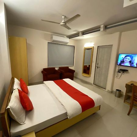Hotel Riverfront Ахмедабад Екстер'єр фото